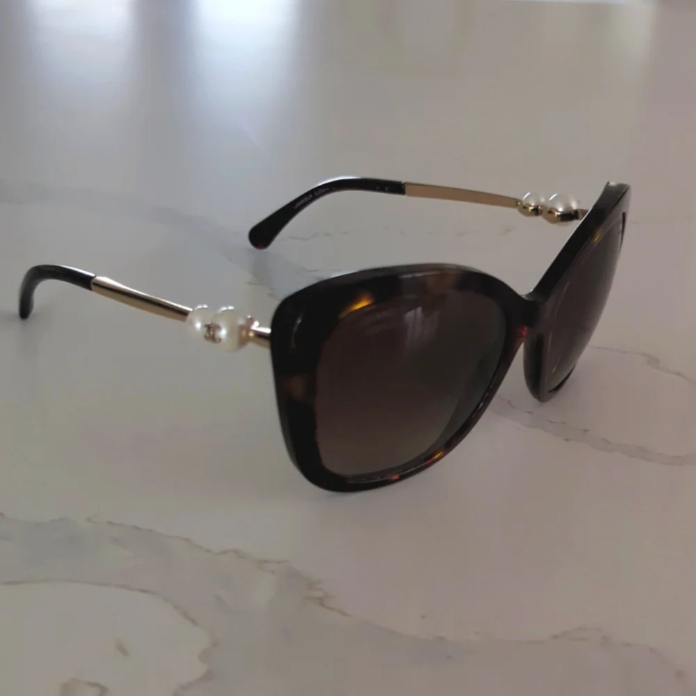 CHANEL Tortuse Pearl Polarized Sunglasses - Picture 10 of 13